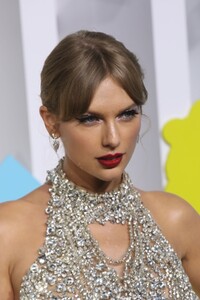 539785028_taylorswiftoutfitsat2022mtvvmas52.thumb.jpg.5f53f68ee77afd4ffc1a7c6d22356f50.jpg