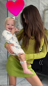 61335849-11107043-Mommy_and_me_Emily_Ratajkowski_posed_with_her_son_Sylvester_Sly_-a-92_1660334989435.jpg