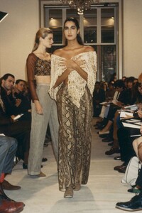 620513089_PradaRTW-SpringSummer1990(5).thumb.jpg.4841ac86212425af9328338d8beb1ade.jpg