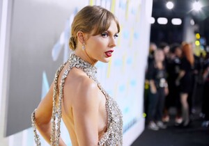 631661436_taylorswiftoutfitsat2022mtvvmas14.thumb.jpg.54d243316dbb6eb0c2f95ba014b60181.jpg