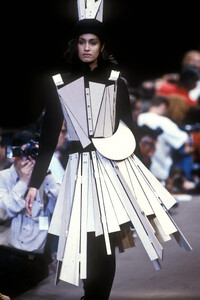 656529669_YohjiYamamoto1991WomenRTW55.thumb.jpg.ddbace2c56176313470e2c9d72f12b8e.jpg