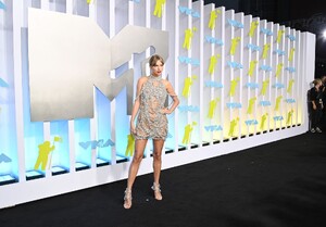 688828126_taylorswiftoutfitsat2022mtvvmas41.thumb.jpg.79c1857188aa6f0144741d879e4e42c2.jpg