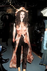 698370178_JeanPaulGaultier1995WomenRTW5.thumb.jpg.0dec88766480390ad4fe98aab017a159.jpg