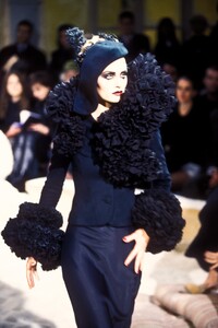 725111457_JohnGalliano1995WomenRTW32.thumb.jpg.5eb769f271afca72fcad5fadab31efe4.jpg