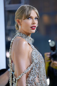 739546572_taylorswiftoutfitsat2022mtvvmas6.thumb.jpg.1b203c5f477b0d53a802ce815449e9d9.jpg