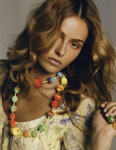 769882877_VogueUK(March2005)-LightFantastic-006.thumb.jpg.934f8337ea6104c1151b33c818d0f617.jpg