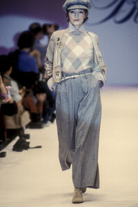 838482108_Blumarine1993WomenRTW113.thumb.jpg.fed5eb9a7dfd1de58fa53dc5cc3c4eaf.jpg