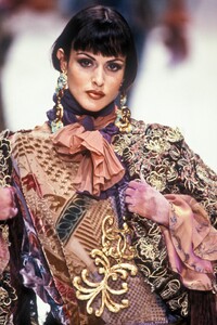 847065984_EmanuelUngaro1993HauteCouture44.thumb.jpg.ca29cdaa825dc067a470393b630727c9.jpg