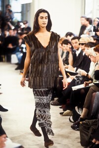 936944501_Prada1990WomenRTW17.thumb.jpg.ce2d0a340a0ea2532c00b6e2f2677399.jpg