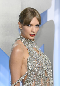 971320967_taylorswiftoutfitsat2022mtvvmas56.thumb.jpg.d966fe3aa8994f39909f3757e7a1c789.jpg