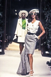 974824710_Givenchy1993HauteCouture1.thumb.jpg.bf1a2d50bb57b3001ebff2f1c5d3264e.jpg