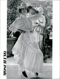 Babic_Moschino_Spring_Summer_1984_06.thumb.png.a692373bcb30fe75329cbeb41ef146ff.png