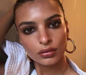 Emily-Ratajkowski-Height-Age-Biography.thumb.jpg.37cce1a889fb32f5c55cdc67e7db68b2.jpg