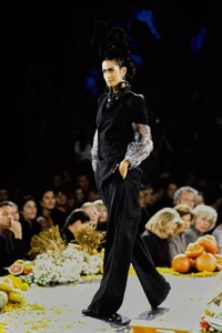 JEAN-PAUL-GAULTIER-SPRING-1998-RTW-015.thumb.jpg.d161b8ca9f995ada13ed757e3882a579.jpg