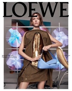 Loewe-Spring-2022-ad-campaign-th.jpg