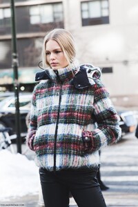 New_York_Fashion_Week-Fall_Winter_2015-Street_Style-NYFW-Anna_Ewers-Checked_Coat-4-790x1185.jpg