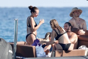 Thylane-Blondeau---In-black-bikini-on-a-luxury-yacht-in-Saint-Tropez-25.thumb.jpg.9c52ec1461eae582447b064e47381142.jpg