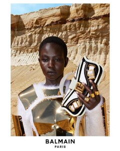 balmain-fw22-campaign-by-mert-marcus1045b3d6116834b4d143b681d53fff18da_thumb.jpg