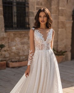 bianco.dresses_263105004_4789447067788667_8057724943233939678_n.jpg