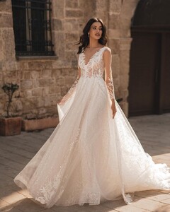 bianco.dresses_263380609_1276404656171808_1541581038274194486_n.jpg
