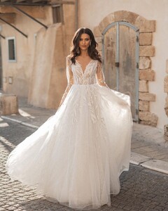 bianco.dresses_263808487_3090879307855636_2100755758311911115_n.jpg