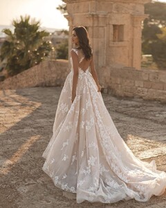 bianco.dresses_265141948_455266632626224_4000282560246107875_n.jpg