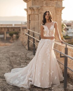 bianco.dresses_266028837_161798669481608_4025407839325690016_n.jpg