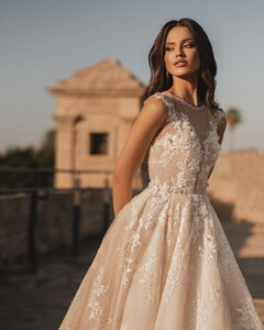bianco.dresses_277788130_1328149337693983_9208793704456561655_n.jpg