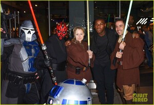 john-boyega-daisy-ridley-star-wars-london-02.jpg