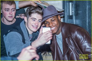 john-boyega-surprises-star-wars-fans-on-opening-day-03.jpg