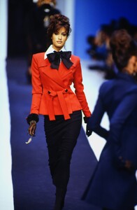 karl-lagerfeld-fw-1992-10.thumb.jpg.4883040e49a3ef8dde44fdfadc458e78.jpg