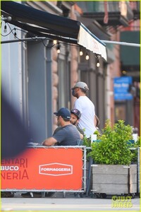 leonardo-dicaprio-nyc-2022-08.jpg