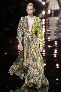 00030-roberto-cavalli-spring-2023-ready-to-wear-credit-gorunway.thumb.webp.d768a96d34854c0e2f3495973e865390.webp