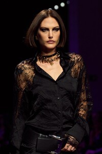 00122-versace-spring-2023-ready.jpg