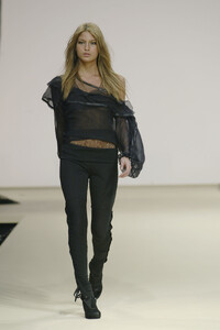 1059838148_LaPerla2003WomenRTW46.thumb.jpg.cfbbbe4ce97590840b865b83396053fd.jpg