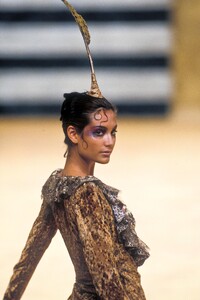 1070534639_EmanuelUngaro1997HauteCouture91.thumb.jpg.e6c8df058f32a7ccaf379c975f681e1c.jpg