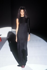 1075954369_Gucci2000WomenRTW55.thumb.jpg.d5bb0e98ffe0d32995e1f6a3735e818e.jpg