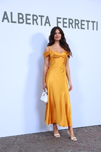 1078740335_1426011981AlbertaFerretti-FrontRow-MilanFashionWeekWomenswearSpring-Summer2023.thumb.jpg.619273d70c587193c699d69b5ecfa8f2.jpg