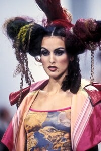 1082763260_JohnGalliano1993WomenRTW82.thumb.jpg.ad41fd8ee99ad4dc0e8761ced6111f19.jpg