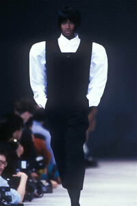 1083575983_YohjiYamamoto1989WomenRTW8.thumb.jpg.2e8324096d993415861d9200243e5136.jpg