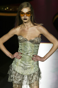 1088638810_GianniVersace2002HauteCouture37.thumb.jpg.c174afb522f6a0d9edde4380cdd33cbc.jpg