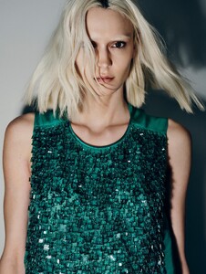 Elle_UK_-_October_2022 -page-012.jpg