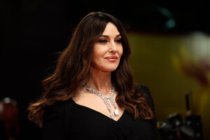 1113333040_2022MonicaBellucci-atSiccitaPremiereat79thVeniceInternationalFilmFestival08a.thumb.jpg.f6f7216e7119e89b528f319c7cd51384.jpg