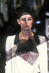 1185295497_Chanel1998HauteCouture91.thumb.jpg.55eee35d665743aae7dfbc08ca672b42.jpg