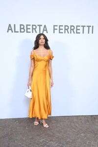 1211920256_1425929579AlbertaFerretti-FrontRow-MilanFashionWeekWomenswearSpring-Summer2023.thumb.jpg.ffad0da92eebe456bbc1cf1867ba0373.jpg