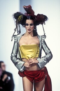 121426161_JohnGalliano1993WomenRTW27.thumb.jpg.67c922068f8dece9e1e9a7b4b4027d4f.jpg