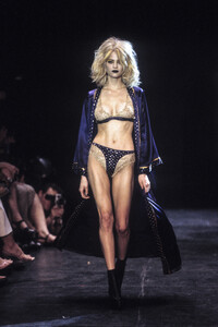 1249421993_BetseyJohnson1998WomenRTW33.thumb.jpg.03148bbdecc5ce9707676b425052da79.jpg