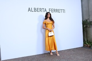 1255073976_1426011953AlbertaFerretti-FrontRow-MilanFashionWeekWomenswearSpring-Summer2023.thumb.jpg.566daf23bec23396d821da84afa12cff.jpg