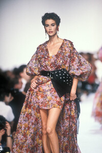 1258976606_ChristianDior1990WomenRTW86.thumb.jpg.8beb4806eb75435d9c703f5ce09f2d0d.jpg