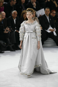 1260549721_Chanel2008HauteCouture314.thumb.jpg.c6cc926f25d868752032eb75920b38f7.jpg